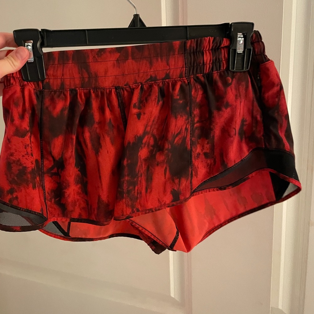 Lululemon Hottie Hot Shorts 2.5 inch, size 6